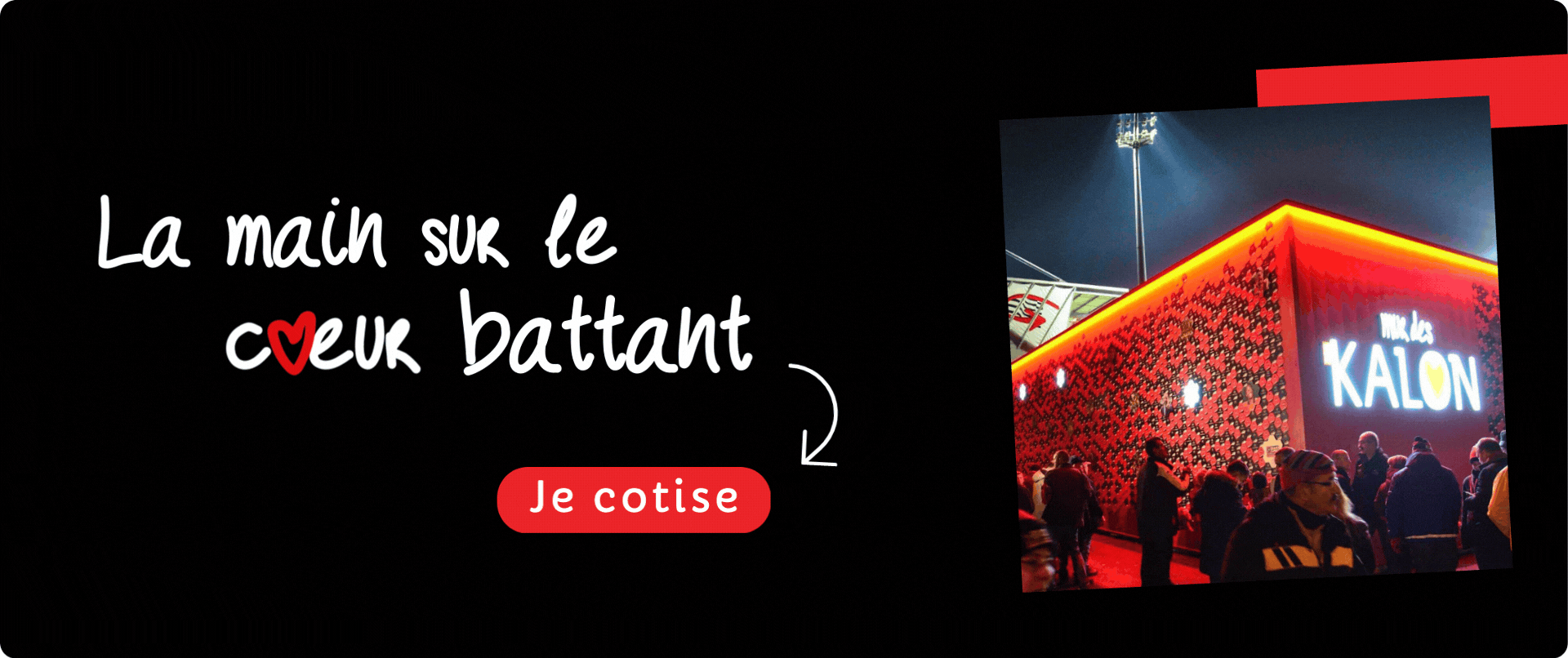 La main sur le cœur battant